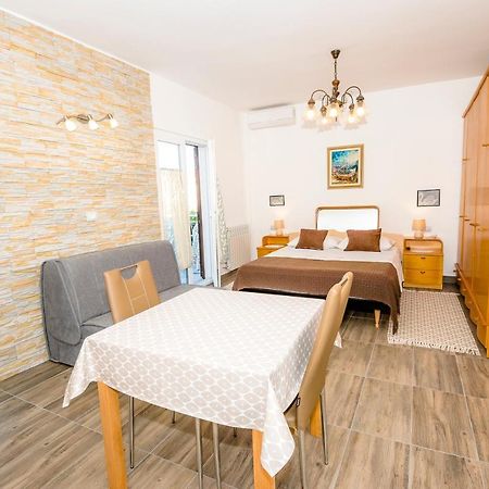 Guest House Ab Adria Home Ровінь Екстер'єр фото