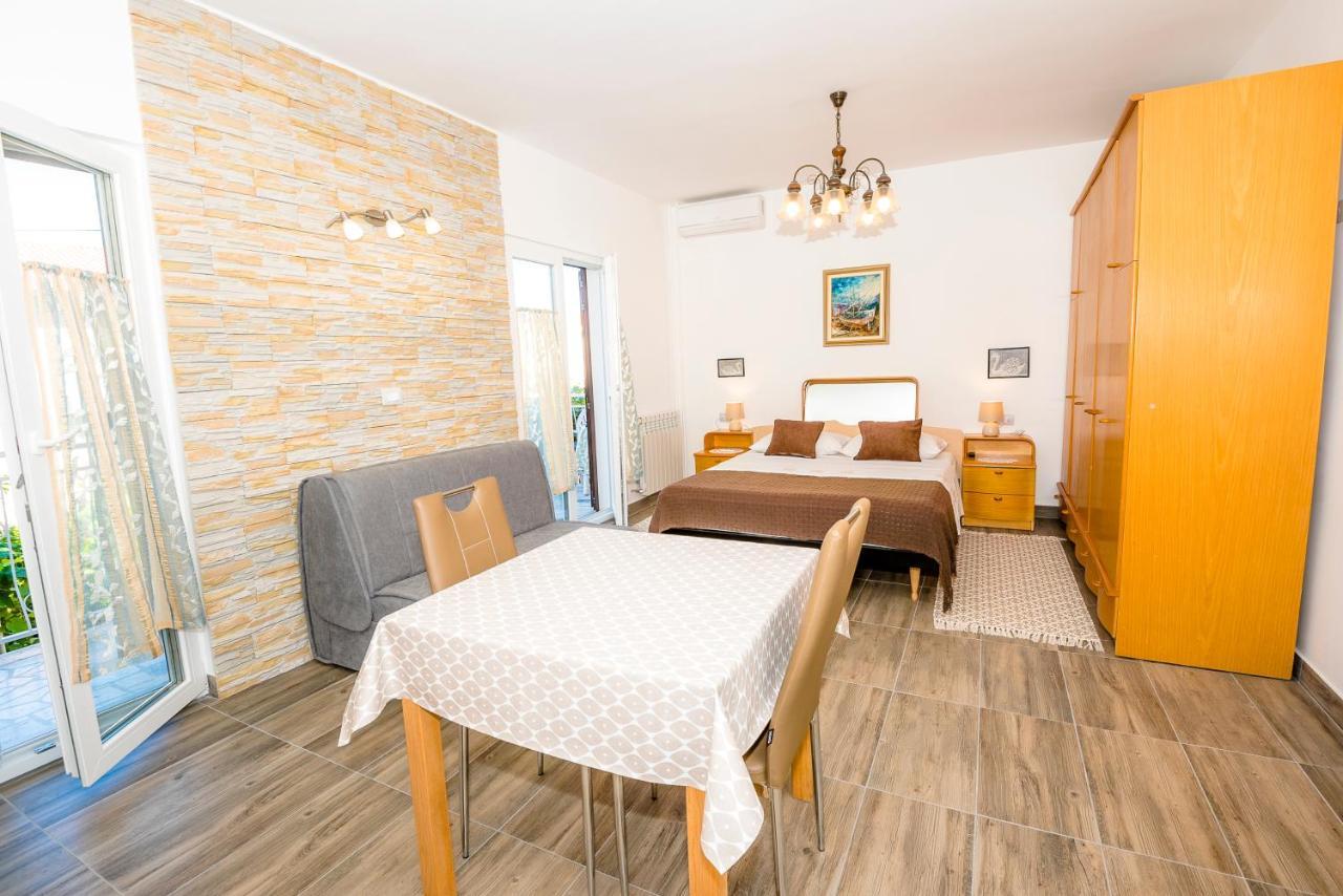 Guest House Ab Adria Home Ровінь Екстер'єр фото