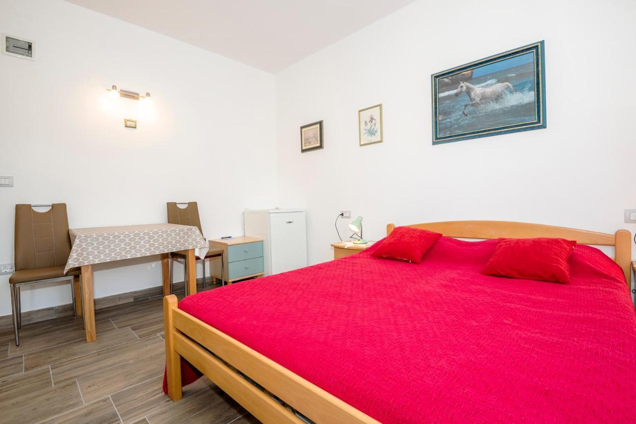 Guest House Ab Adria Home Ровінь Екстер'єр фото