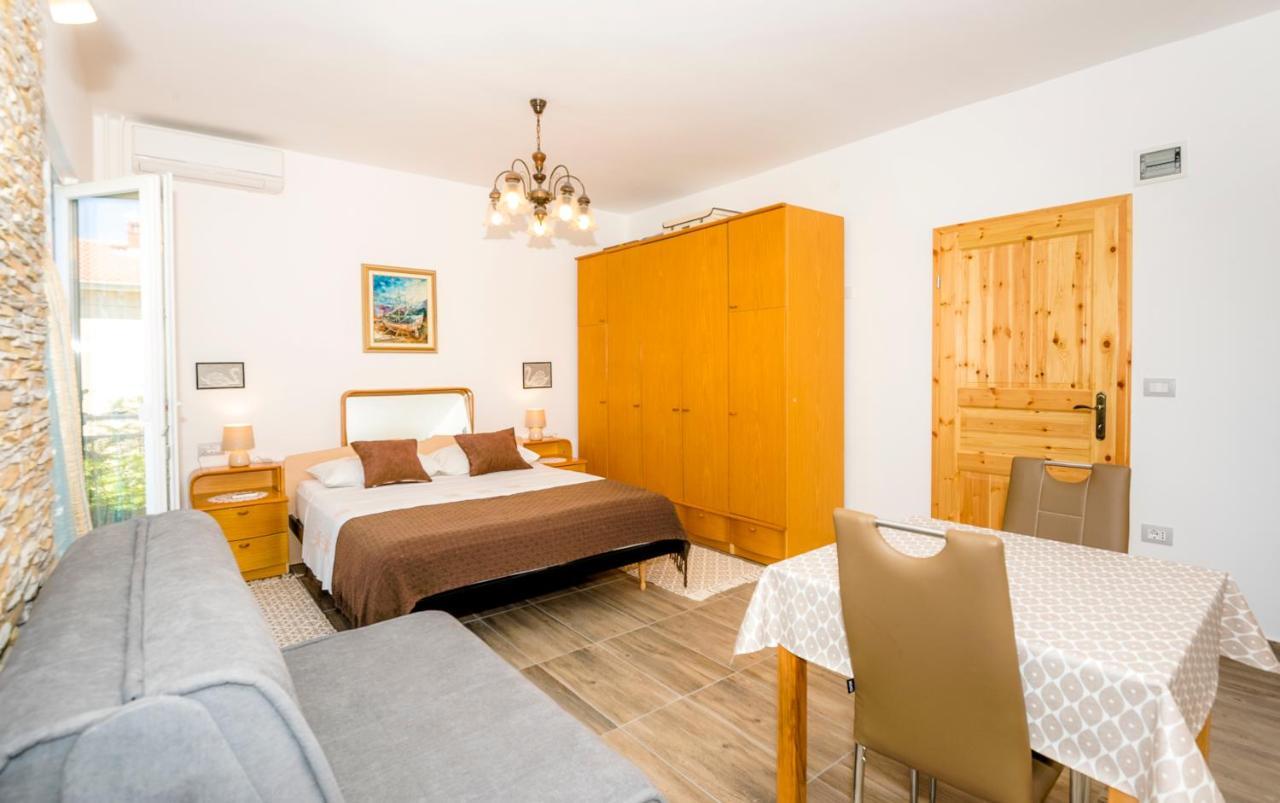 Guest House Ab Adria Home Ровінь Екстер'єр фото