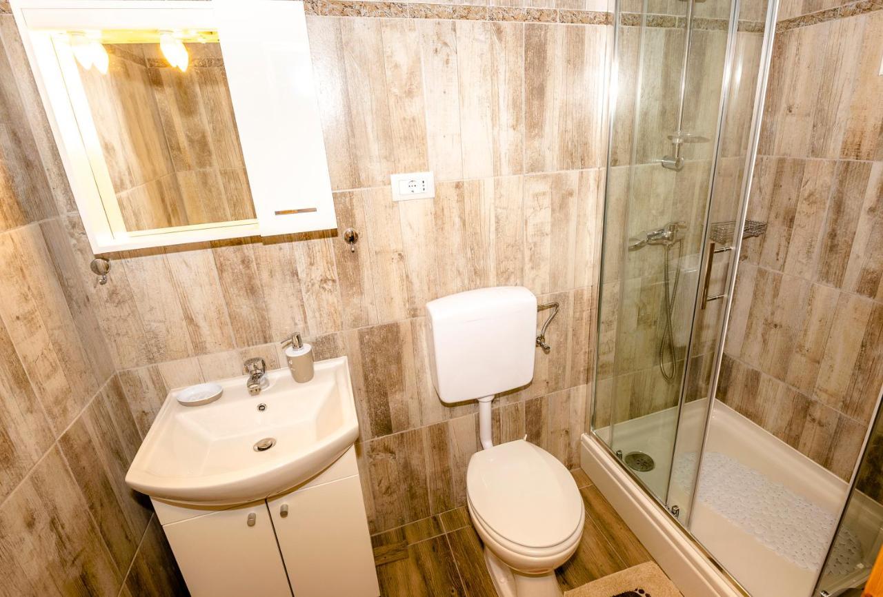 Guest House Ab Adria Home Ровінь Екстер'єр фото